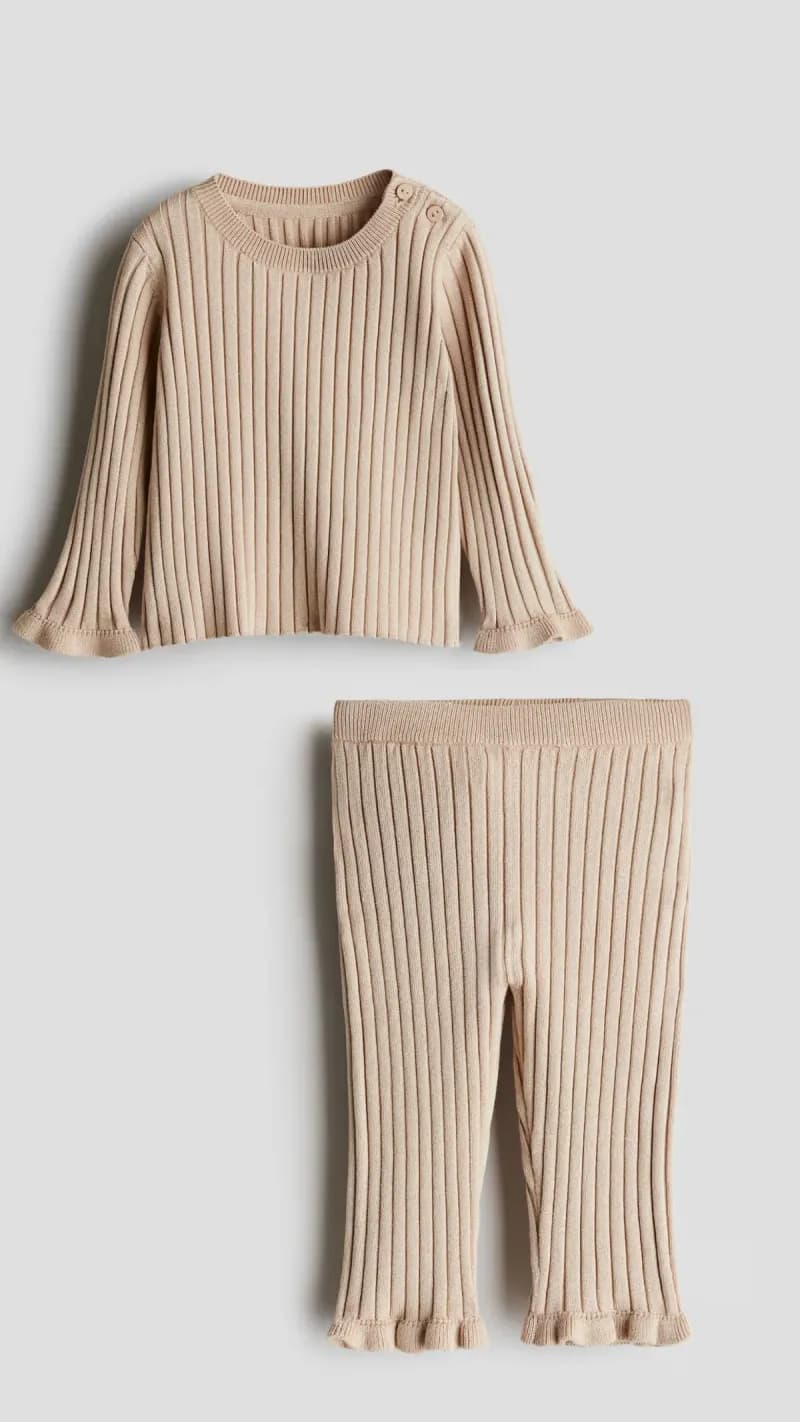 Knit leggings and sweatshirt