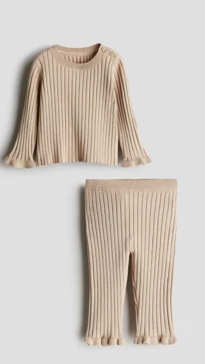 Knit leggings and sweatshirt